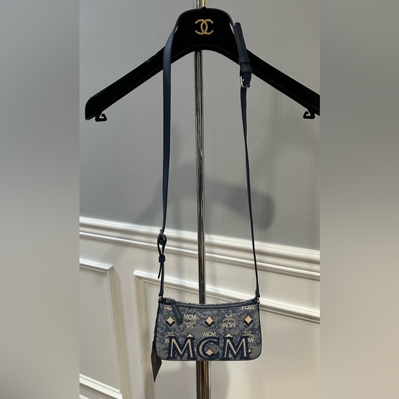 Aren Shoulder Bag in Vintage Monogram Jacquard - Picture 3 of 7